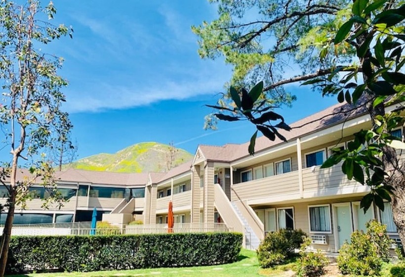 בית מלון כפרי Good Nite Inn Calabasas