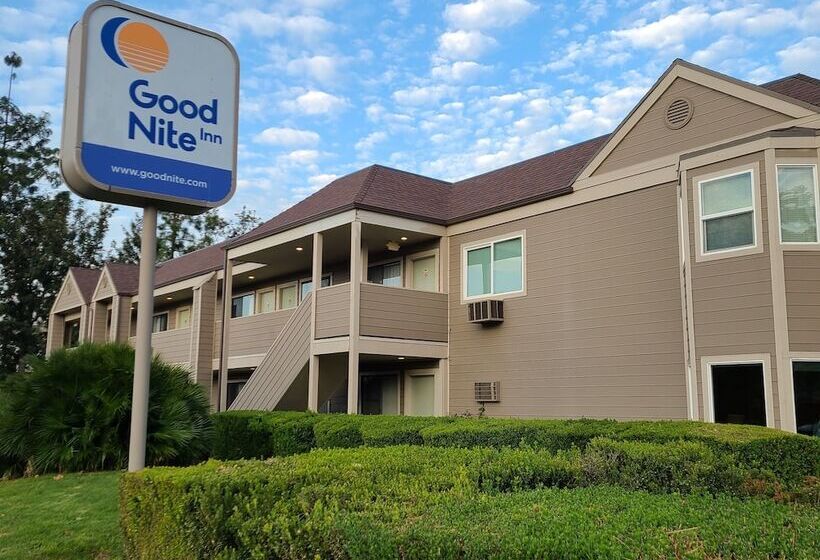 בית מלון כפרי Good Nite Inn Calabasas