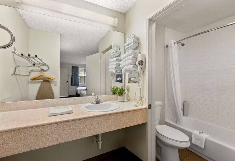 בית מלון כפרי Good Nite Inn Calabasas