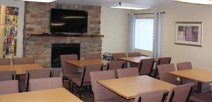 בית מלון כפרי Suburban Studios Branson On The Strip