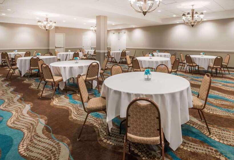 هتل Wyndham Garden Wichita Downtown