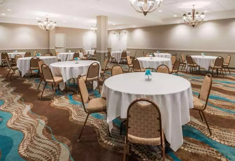 ホテル Wyndham Garden Wichita Downtown