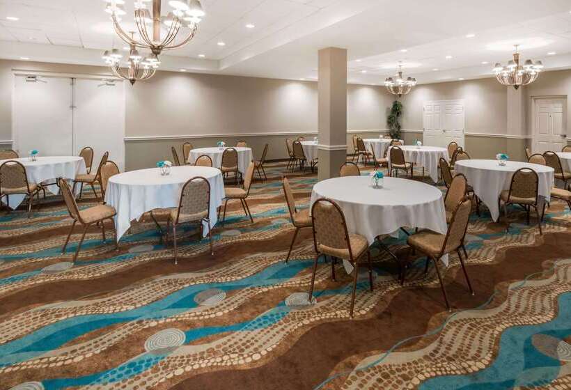 هتل Wyndham Garden Wichita Downtown