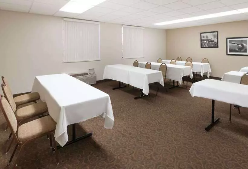 ホテル Wyndham Garden Wichita Downtown