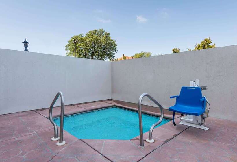 هتل Wyndham Garden Wichita Downtown