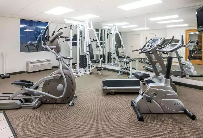 ホテル Wyndham Garden Wichita Downtown