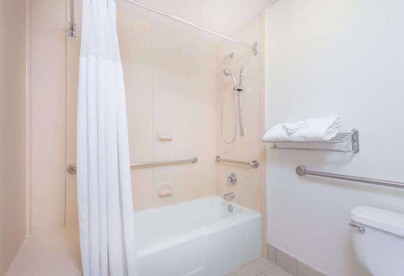 هتل Wyndham Garden Wichita Downtown