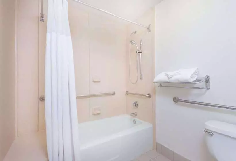 ホテル Wyndham Garden Wichita Downtown