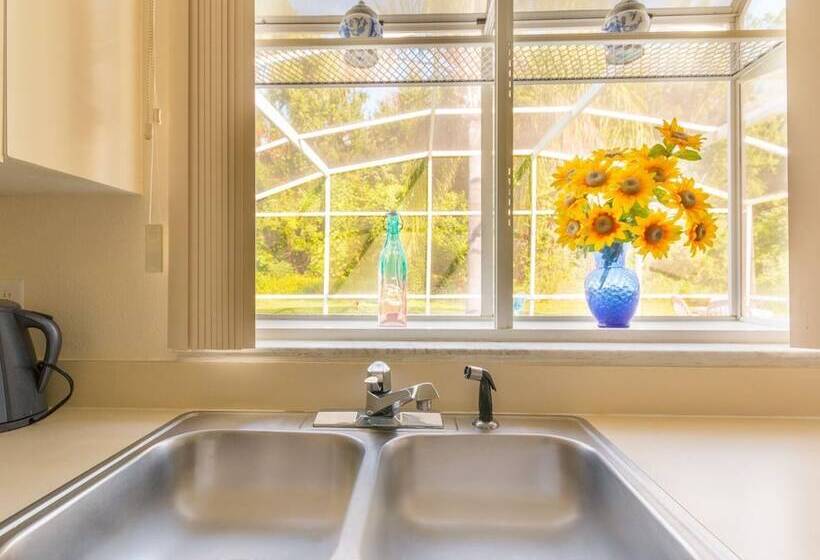 Sunshine, Love, And Happiness In A Home Thats Cute As A Button 3bd 2552