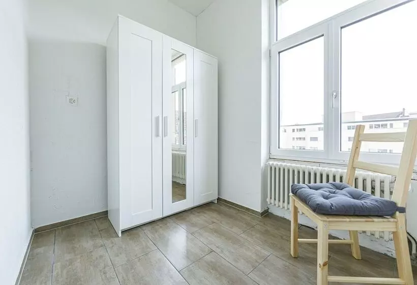 پانسیون Simple Rooms   Yellow Inn