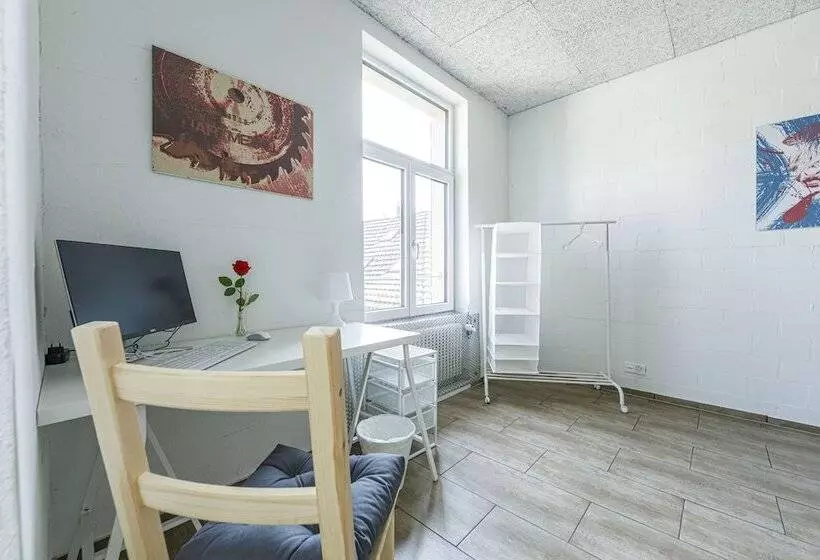 پانسیون Simple Rooms   Yellow Inn