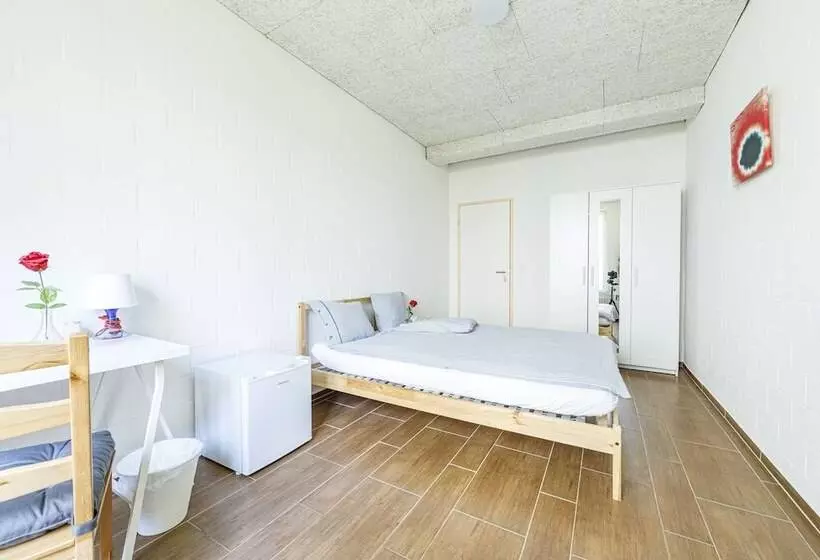 پانسیون Simple Rooms   Yellow Inn