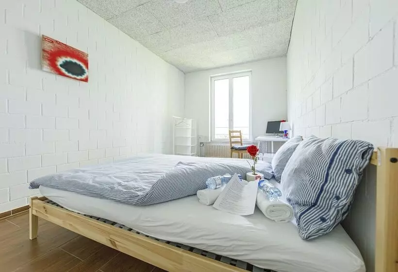 پانسیون Simple Rooms   Yellow Inn