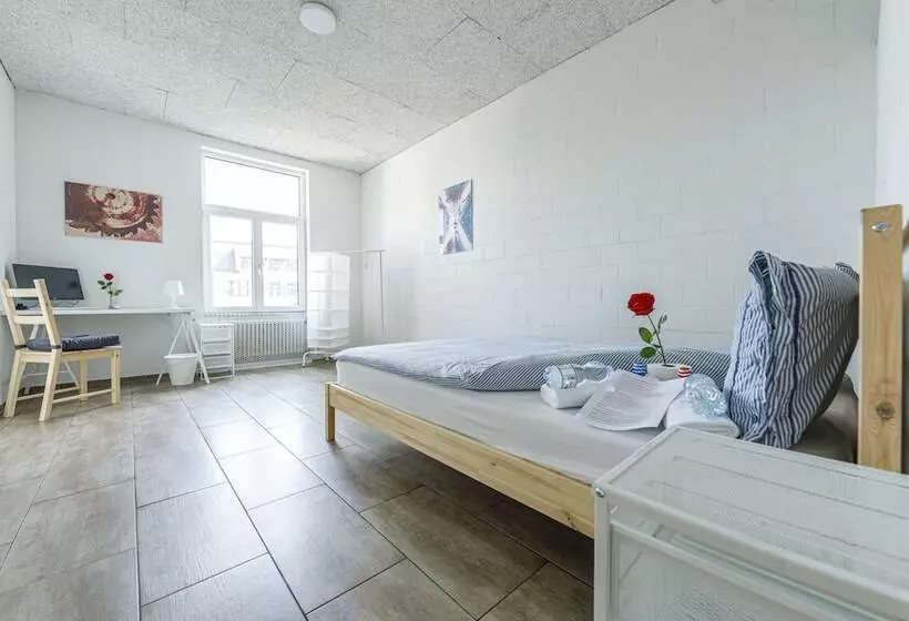 پانسیون Simple Rooms   Yellow Inn