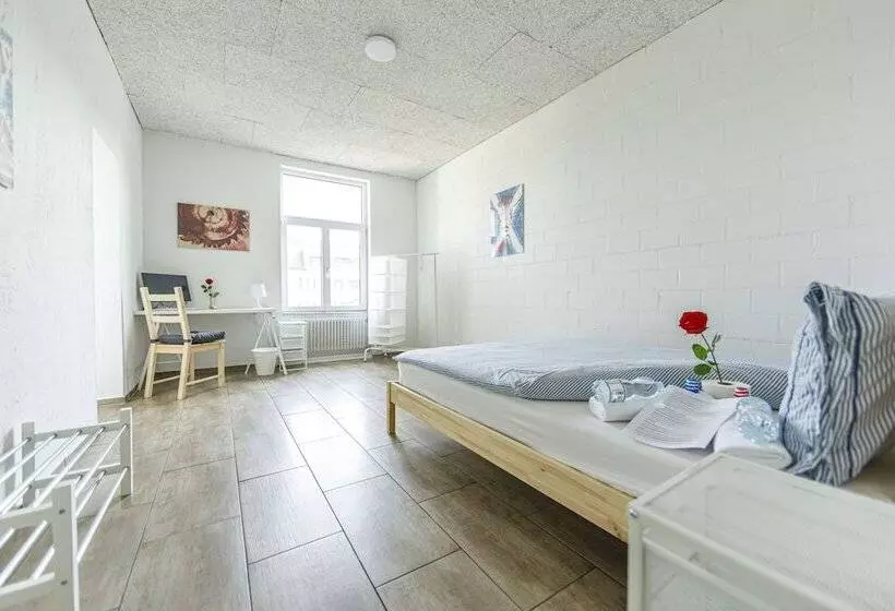 پانسیون Simple Rooms   Yellow Inn