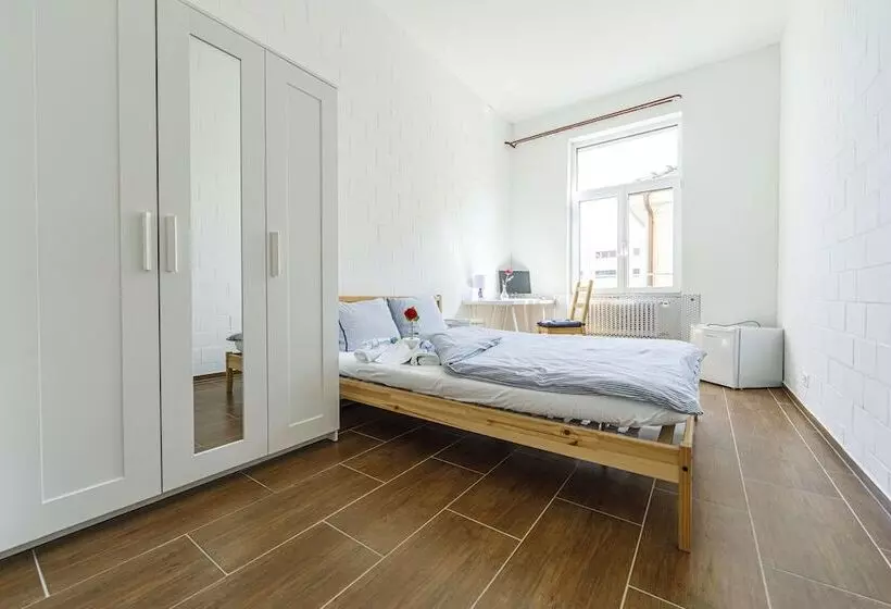 پانسیون Simple Rooms   Yellow Inn