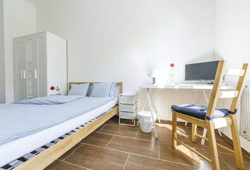 پانسیون Simple Rooms   Yellow Inn