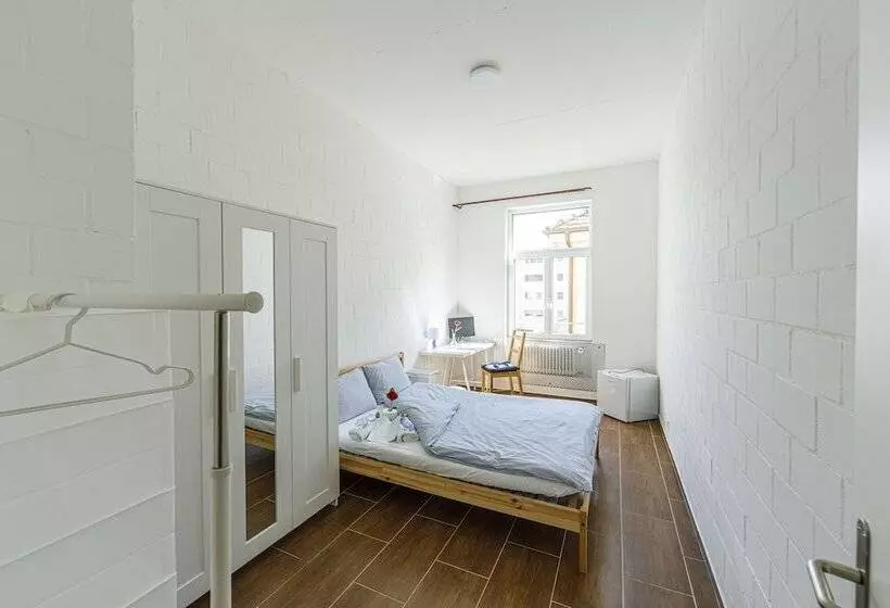 پانسیون Simple Rooms   Yellow Inn