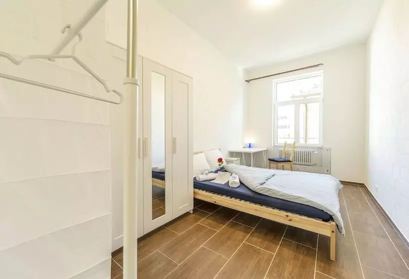 پانسیون Simple Rooms   Yellow Inn