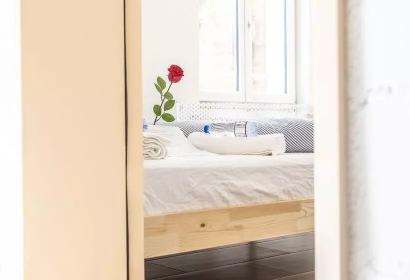 پانسیون Simple Rooms   Yellow Inn