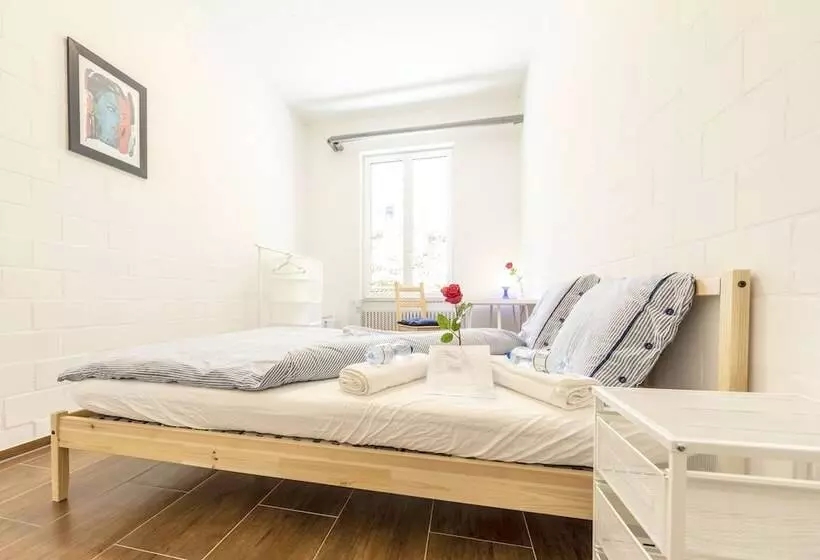 پانسیون Simple Rooms   Yellow Inn