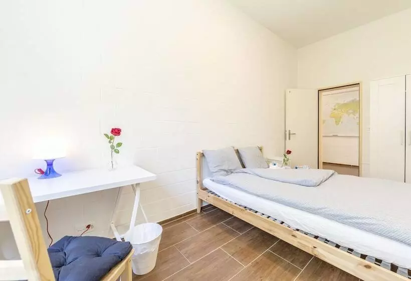 پانسیون Simple Rooms   Yellow Inn