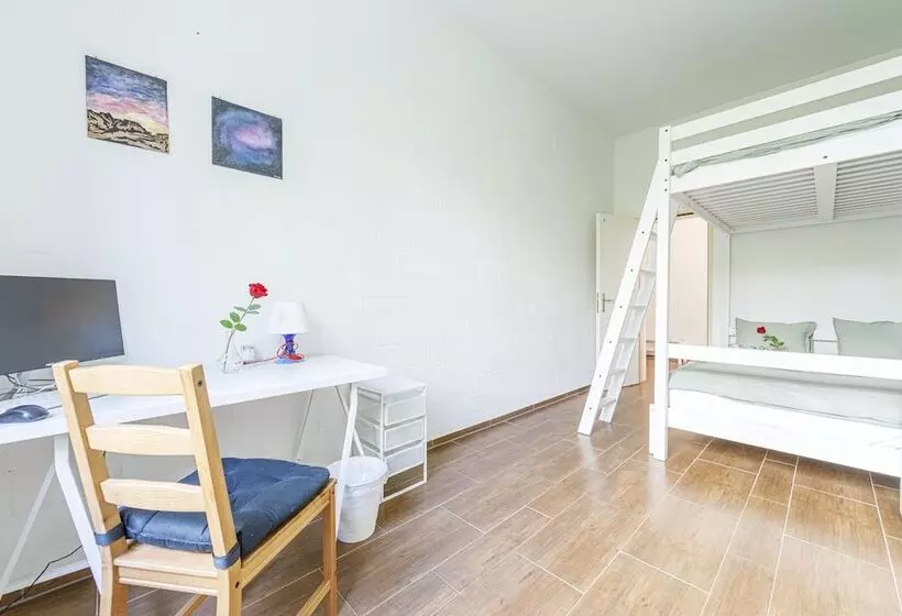 پانسیون Simple Rooms   Yellow Inn