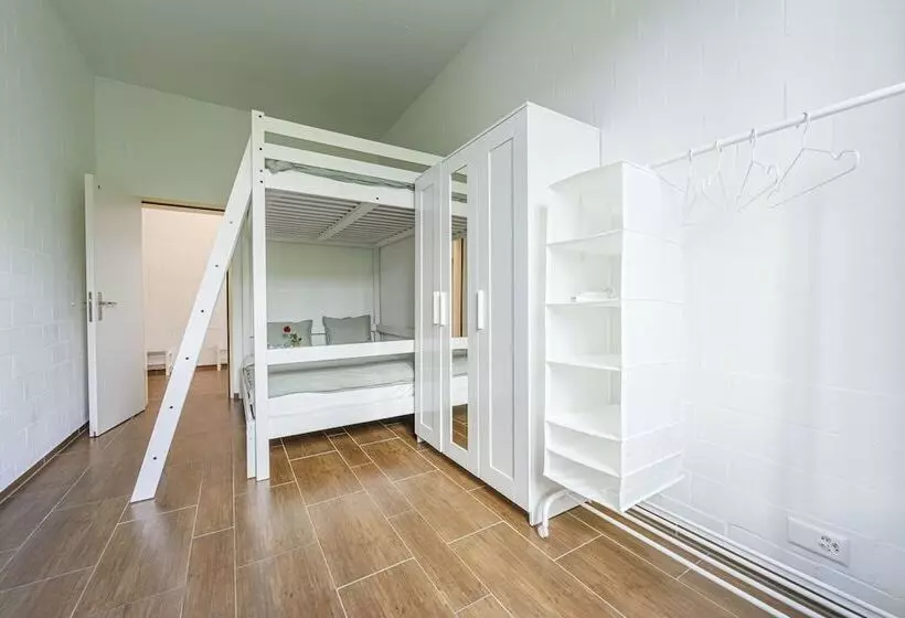 پانسیون Simple Rooms   Yellow Inn