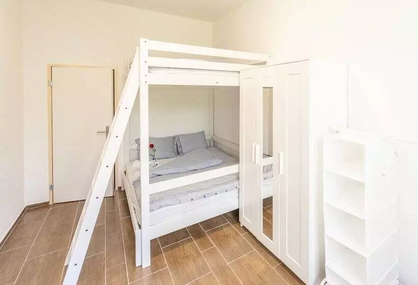 پانسیون Simple Rooms   Yellow Inn