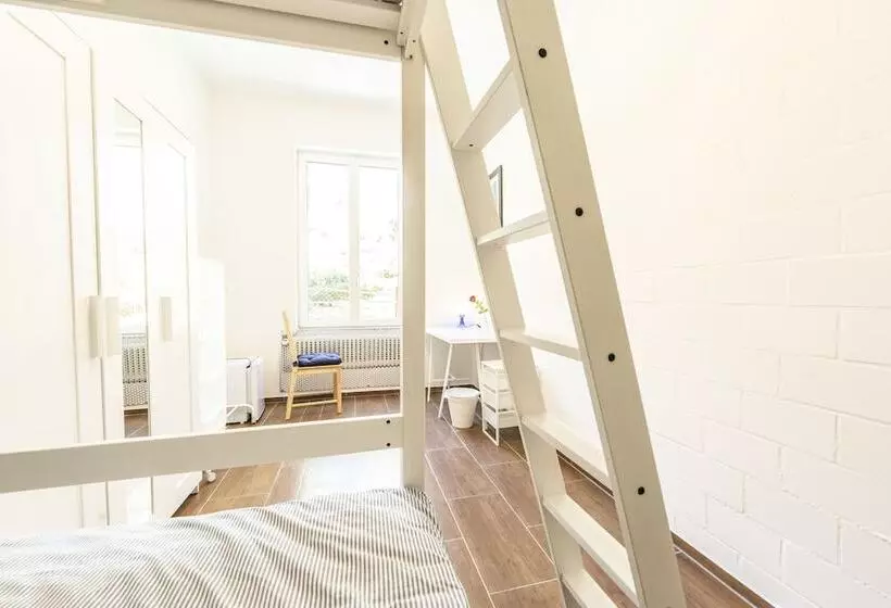 پانسیون Simple Rooms   Yellow Inn