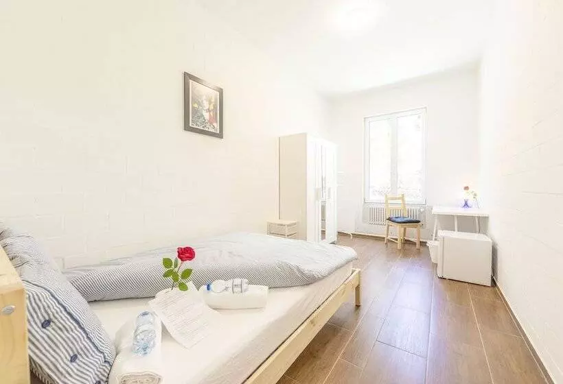 پانسیون Simple Rooms   Yellow Inn