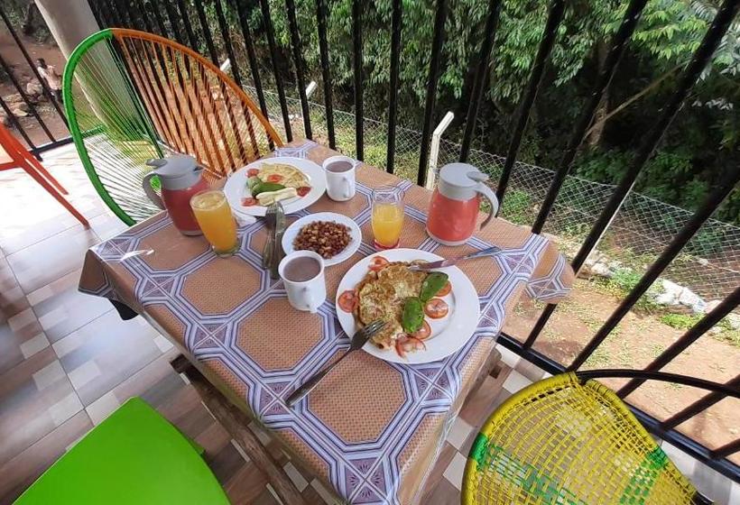 پانسیون Karaara House