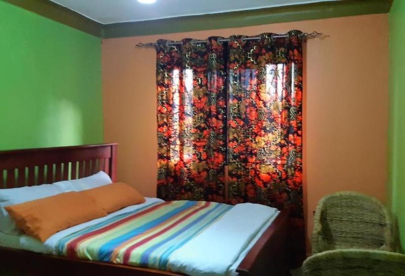 پانسیون Karaara House