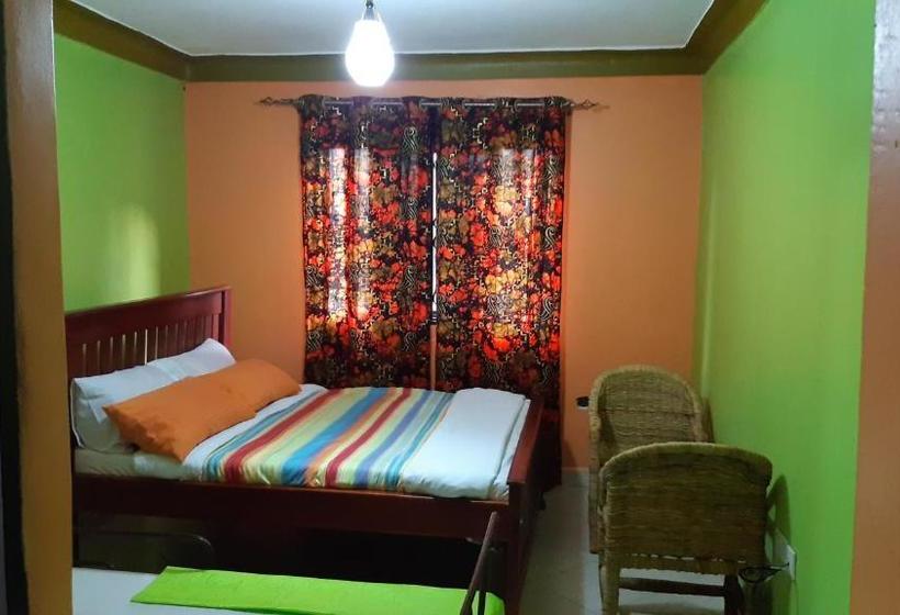 پانسیون Karaara House