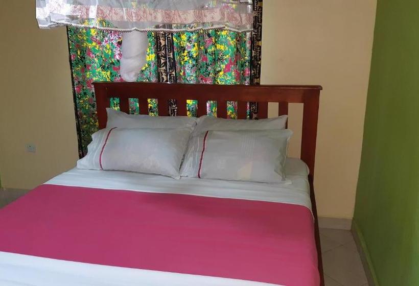 پانسیون Karaara House