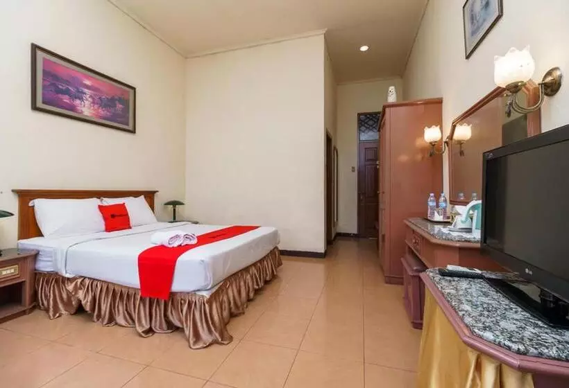 ホテル Reddoorz Near Transmart Pangkal Pinang