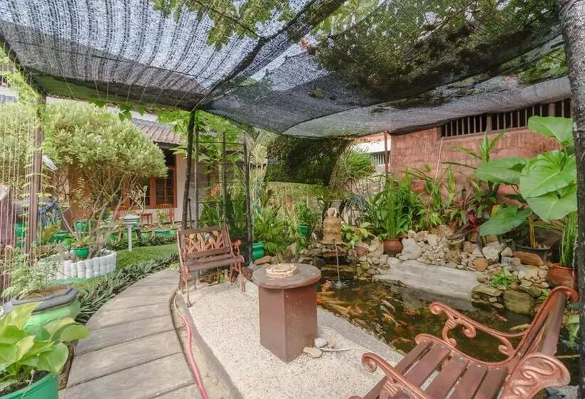 ホテル Reddoorz Near Transmart Pangkal Pinang