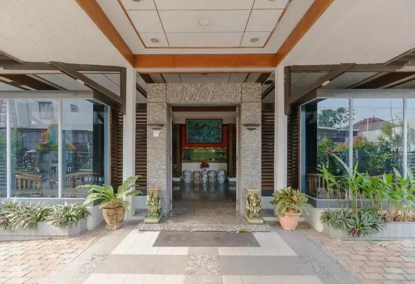 ホテル Reddoorz Near Transmart Pangkal Pinang