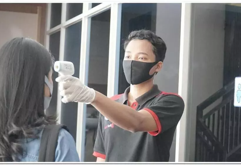 ホテル Reddoorz Near Transmart Pangkal Pinang