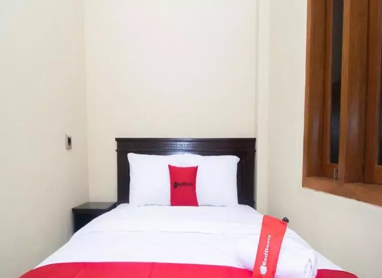 ペンション Reddoorz Syariah Near Universitas 17 Agustus Banyuwangi