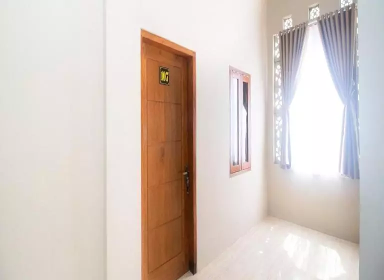 ペンション Reddoorz Syariah Near Universitas 17 Agustus Banyuwangi