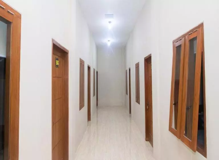 ペンション Reddoorz Syariah Near Universitas 17 Agustus Banyuwangi