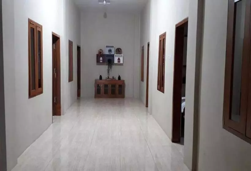 ペンション Reddoorz Syariah Near Universitas 17 Agustus Banyuwangi