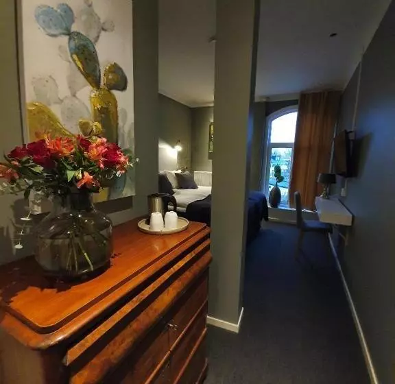 ホテル L Carl Friman