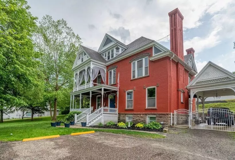 Hatch House Bed & Breakfast