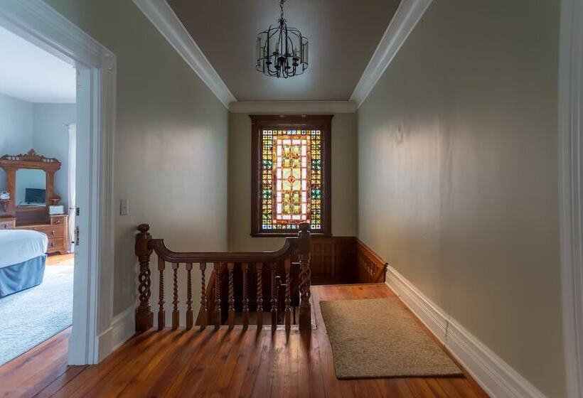 Hatch House Bed & Breakfast