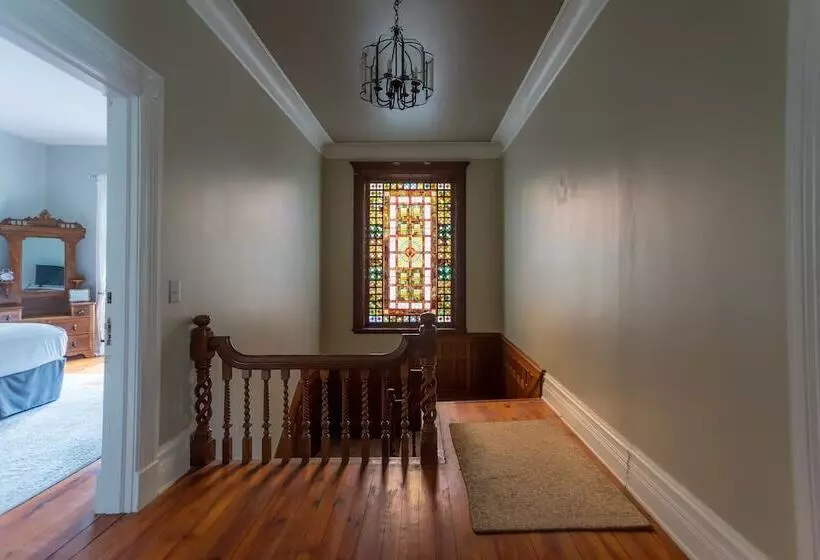 Hatch House Bed & Breakfast