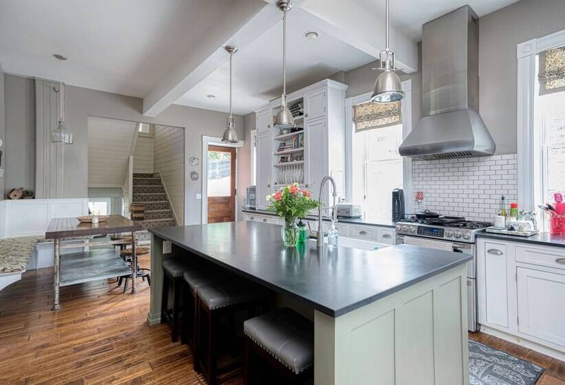 Hatch House Bed & Breakfast