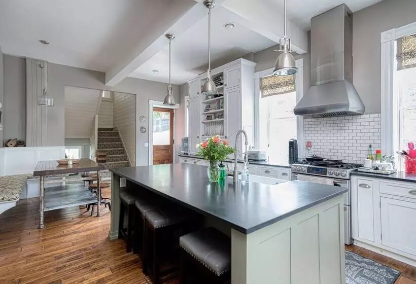 Hatch House Bed & Breakfast