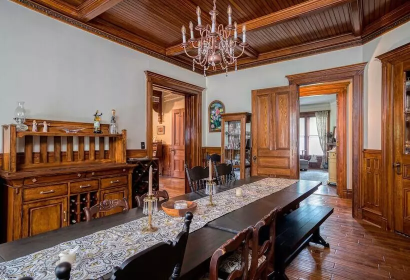 Hatch House Bed & Breakfast